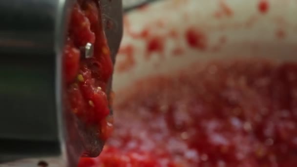 Les Tomates Sont Transformées Jus Tomate Savoureux Sain Dans Une — Video