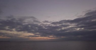 Sonbaharda akşamları günbatımında nehrin üzerinde kötü hava