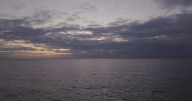 Sonbaharda gün batımında nehrin üzerinde kötü hava