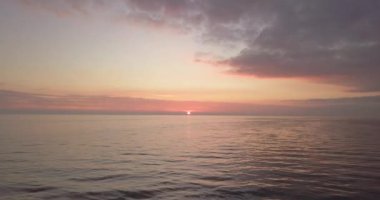 Güzel bir günbatımında deniz suyunun üzerinde sakin bir uçuş.