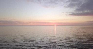 Nehrin üzerinde destansı gün batımı ve durgun su