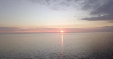 Sonbahar akşamında nehrin üzerinde destansı hava günbatımı