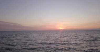 Gün batımında suyun üzerinde uçmak ve sola dönüp kıyıya dönmek.