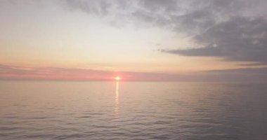 Akşamları turuncu bir günbatımında suyun üzerinde uçmak