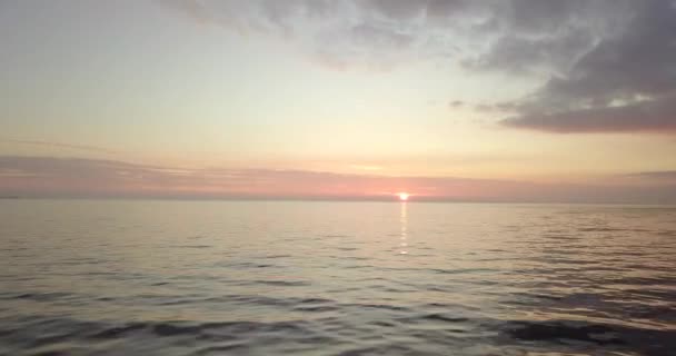 Ruhiger Flug Über Das Flusswasser Einem Wunderschönen Sonnenuntergang — Stockvideo
