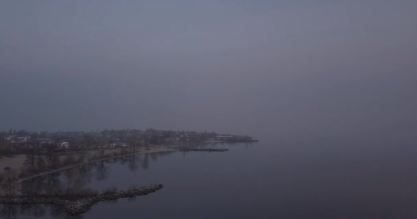 도시의 강둑을 비행하는 — 비디오