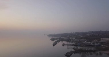 Günbatımı akşamı ve sahil boyunca yatlarla uçmak.