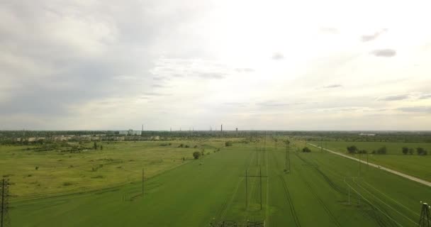 Höhenflug Land Der Nähe Großer Strommasten Der Nähe Eines Grünen — Stockvideo