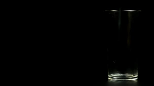 Türkisfarbener Cocktail Wird Ein Glas Auf Schwarzem Hintergrund Gegossen — Stockvideo