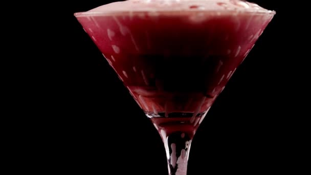 マルティーニグラスから泡の飲み物が注ぐと近くに流れます — ストック動画