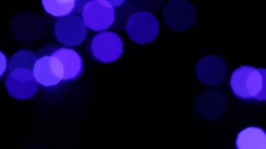Siyah arka planda bir sürü mavi ışık var.
