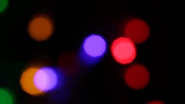 Siyah bir arkaplan üzerinde çok renkli bokeh ışıkları hareket halinde