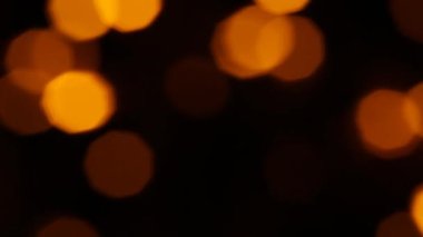 Bir sürü turuncu noel ışığı siyah arka planda boyanır.