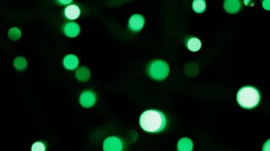 Bir sürü yeşil noel ışığı yanıp sönüyor