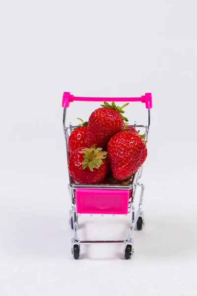 Erdbeeren Einkaufswagen Auf Weißem Hintergrund — Stockfoto