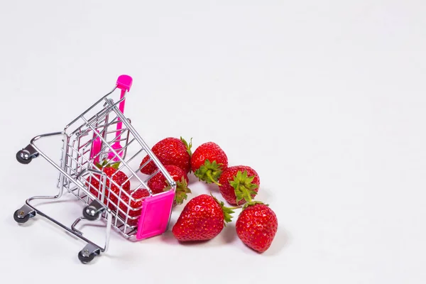 Erdbeeren Einkaufswagen Auf Weißem Hintergrund — Stockfoto