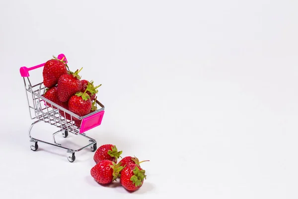 Erdbeeren Einkaufswagen Auf Weißem Hintergrund — Stockfoto