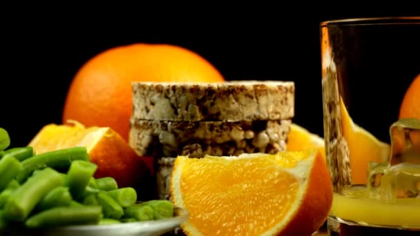 Bir Kaç Dilim Bütün Bir Portakal Meyve Suyu Bardağa Dökülüyor — Stok video