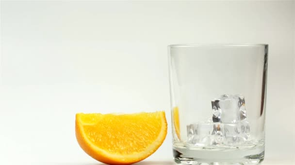 Färsk Apelsinjuice Hälls Ett Glas Och Bit Orange Bredvid Vit — Stockvideo