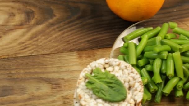 Gesundes Essen Grüne Bohnen Semmeln Und Orange Auf Einem Tisch — Stockvideo