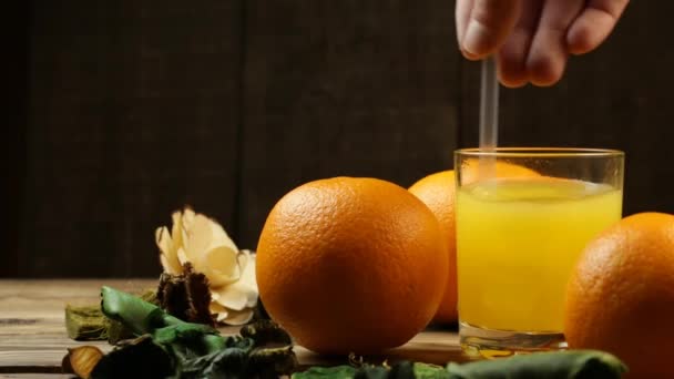 Mens Stoort Sinaasappelsap Sinaasappels Buurt — Stockvideo