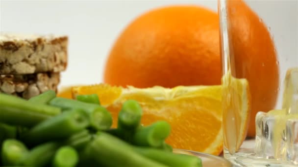 Beyaz Arka Planda Bir Bardağa Meyve Suyu Dökülüyor Ekmek Ruloları — Stok video