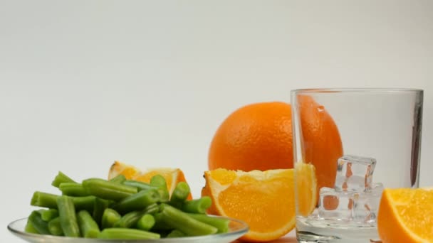 Orangensaft Und Gesunde Produkte Bohnen Semmeln Werden Ein Glas Auf — Stockvideo