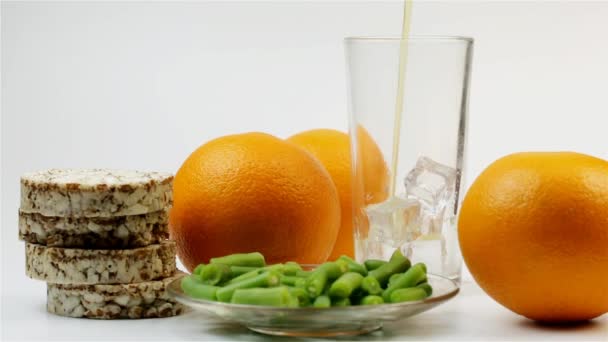 Suco Laranja Derramado Copo Três Laranjas Pães Feijão Para Uma — Vídeo de Stock