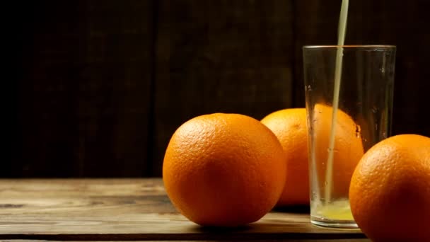 Налийте Апельсиновий Сік Склянку Три Апельсини Поруч Ними Столі — стокове відео