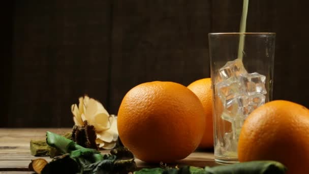 Vierta Jugo Naranja Vaso Con Hielo Tres Naranjas Junto Una — Vídeos de Stock