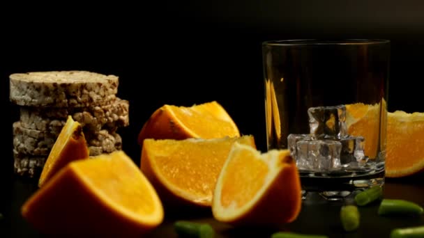 Des Tranches Orange Des Oranges Entières Jus Sont Versées Dans — Video