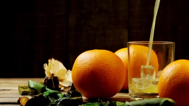 Tres Naranjas Vaso Que Vierte Jugo Naranja Sobre Mesa — Vídeos de Stock