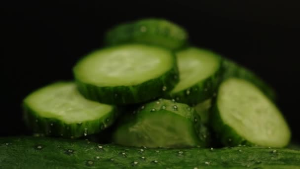 Pepinos Verdes Frescos Fatiados Salada Com Vitaminas Giram Fundo Preto — Vídeo de Stock