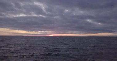 Kışın gün batımında nehrin üzerinde uçmak