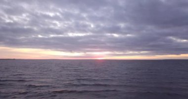 Çalkantılı bir nehrin üzerinde gün batımı yükseklikten uçuyor.