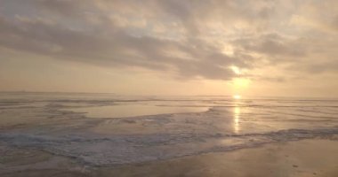 Kışın nehirde güzel bir gün batımı