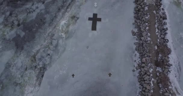 Über Das Kreuz Eis Auf Dem Fluss Fliegen — Stockvideo
