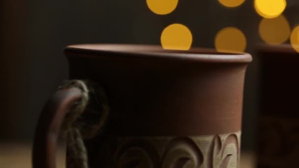 木製のテーブルの上にチョコレートジンジャーブレッドクッキーと美しいボケと茶色のマグカップのコーヒー — ストック動画