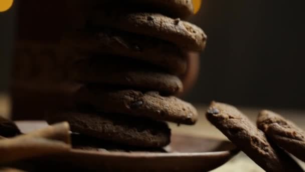 木製のテーブルの上にチョコレートジンジャーブレッドクッキーと茶色のマグカップでコーヒーと美しいボケを閉じます — ストック動画