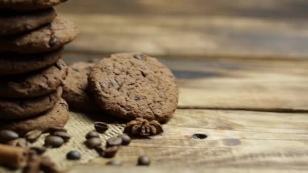 Café Uma Caneca Com Biscoitos Gengibre Chocolate Uma Mesa Madeira — Vídeo de Stock