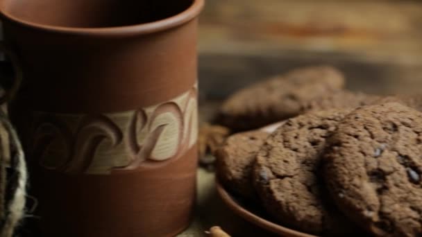 Café Dans Une Tasse Avec Biscuits Pain Épice Sur Une — Video