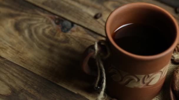 Kawa Kubku Piernikowymi Ciastkami Drewnianym Stole — Wideo stockowe