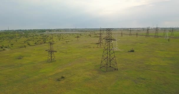 Große Strommasten Auf Einer Grünen Wiese Nachmittag — Stockvideo