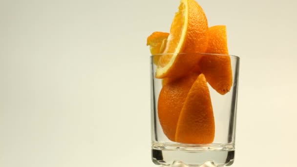 Apelsinbitar Ligger Ett Glas För Cocktail Och Glaset Roterar — Stockvideo