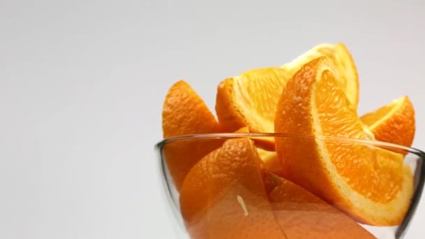 Orangenscheiben Einem Glasteller Drehen Sich Auf Weißem Hintergrund — Stockvideo
