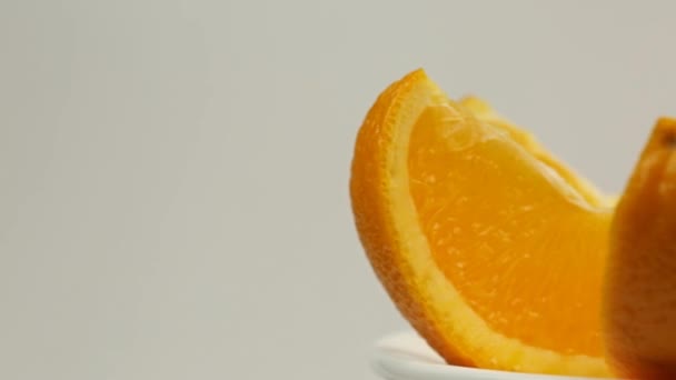 Snijwonden Van Ripe Sweet Orange Een Witte Plaat Draaien Naar — Stockvideo