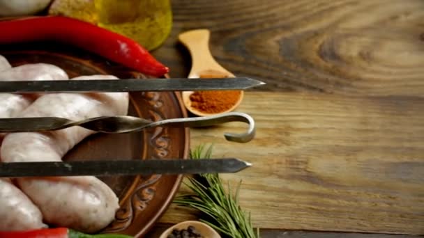 Salsicce Barbecue Spezie Diverse Tre Spiedini Tavolo Legno — Video Stock