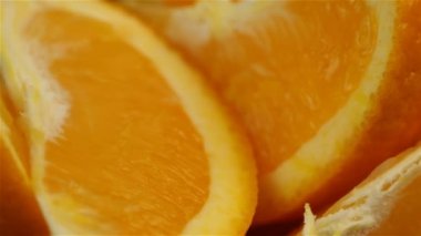 Tatlı olarak portakalı siyah bir arka planda yakın plan cam bir tabakta döndür.