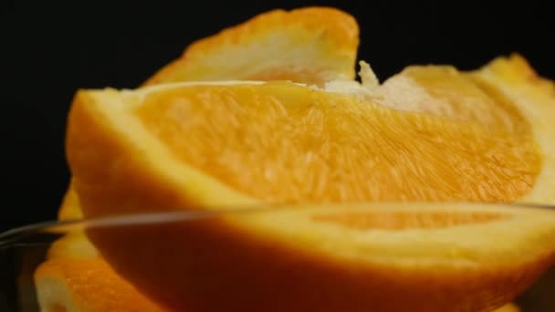 把橙子切成片放在盘子里 旋转得非常近 — 图库视频影像