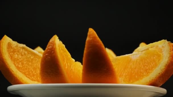 Naranja Fresca Para Postre Plato Blanco Girar Sobre Fondo Negro — Vídeos de Stock